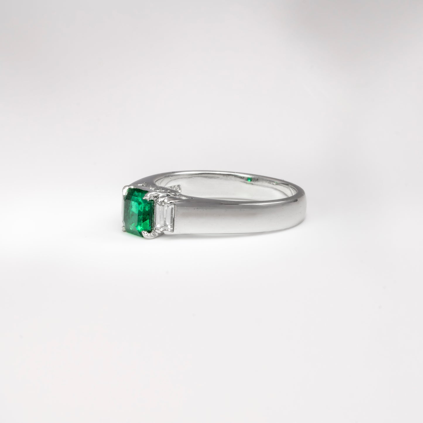 Anillo platino con esmeralda y diamantes naturales - ANPT001