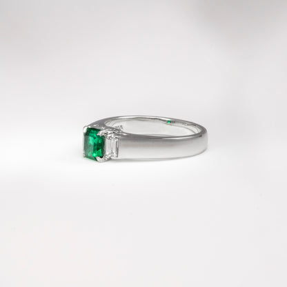 Anillo platino con esmeralda y diamantes naturales - ANPT001