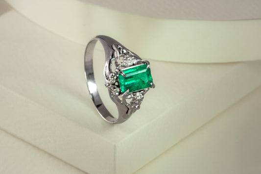 Anillo platino con esmeralda y diamantes naturales - ANPT047