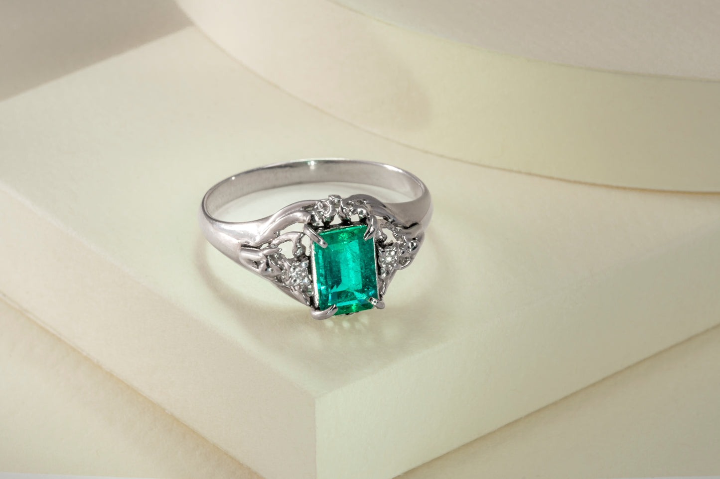 Platinum ring with emerald and natural diamonds - ANPT047