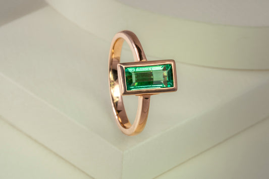 Anillo solitario oro rosado con esmeralda natural - ANR001