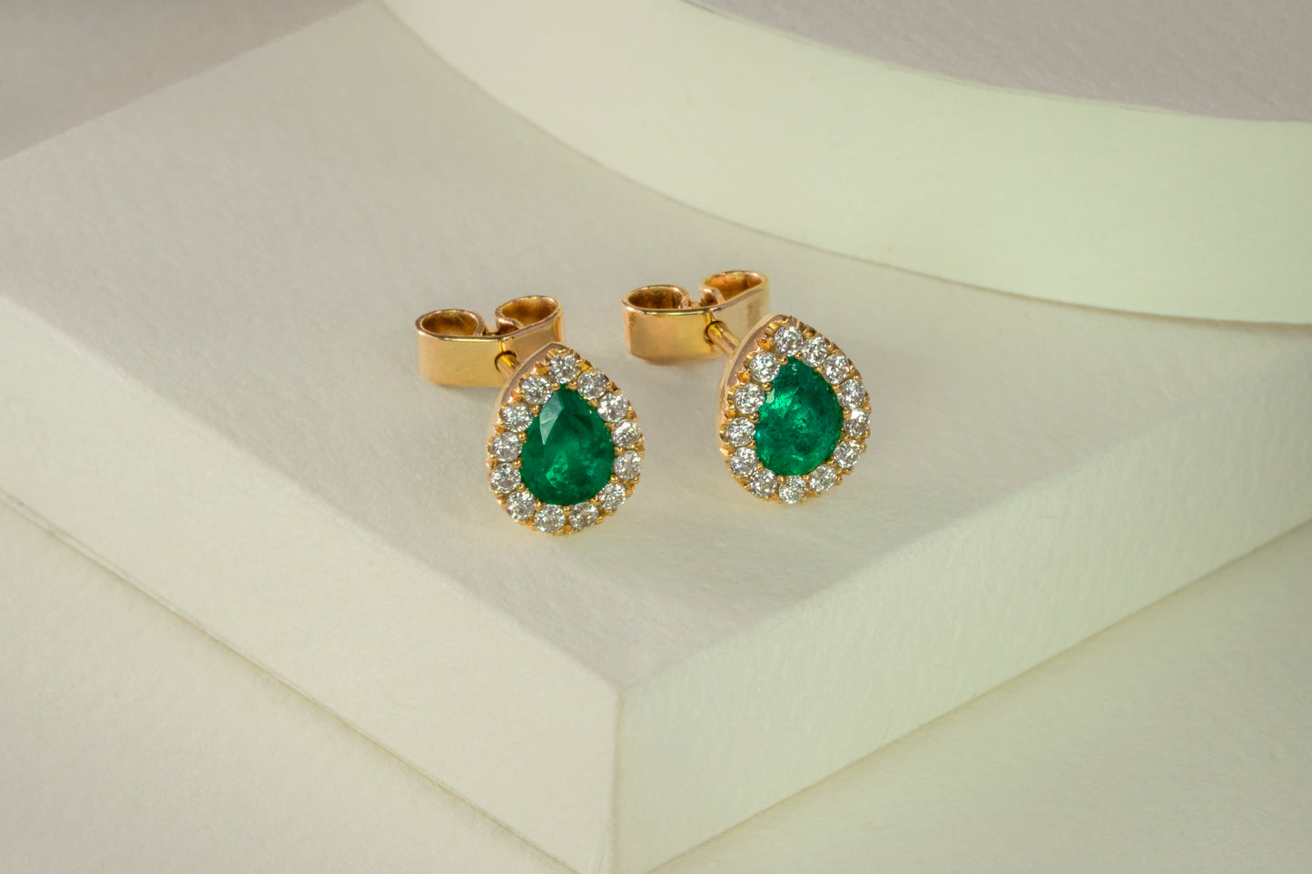 Aretes cluster oro amarillo con esmeralda y diamantes naturales - ARA007