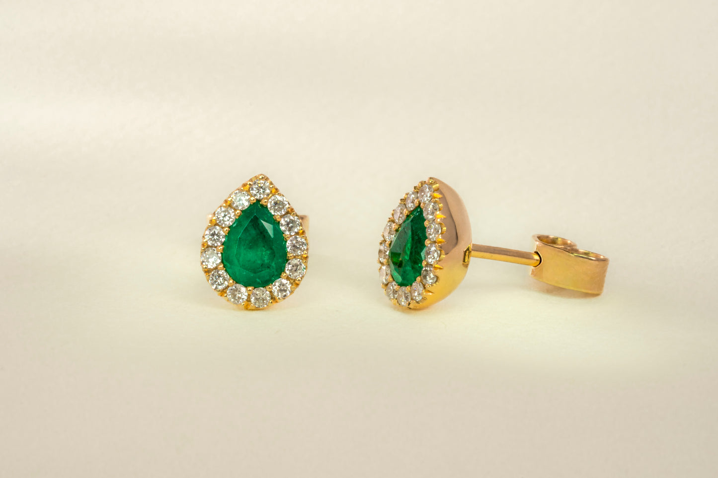 Aretes cluster oro amarillo con esmeralda y diamantes naturales - ARA007