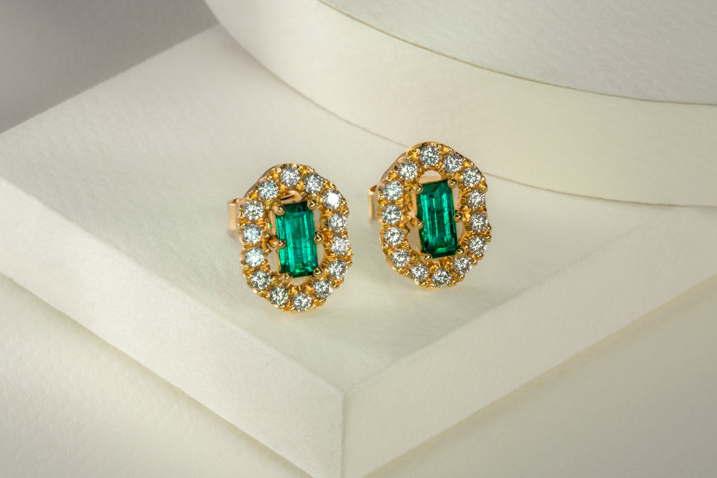 Aretes oro amarillo con esmeralda y diamantes naturales - ARA019