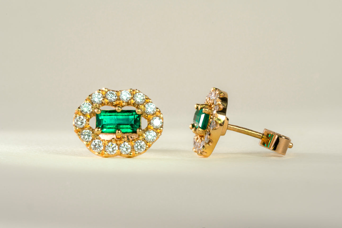 Aretes oro amarillo con esmeralda y diamantes naturales - ARA019