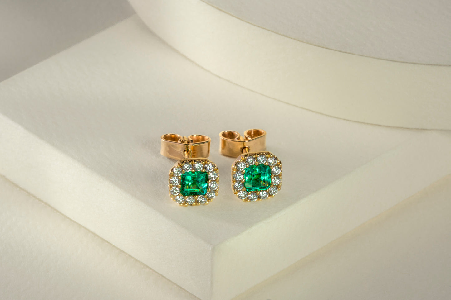 Aretes cluster oro amarillo con esmeralda y diamantes naturales - ARA026