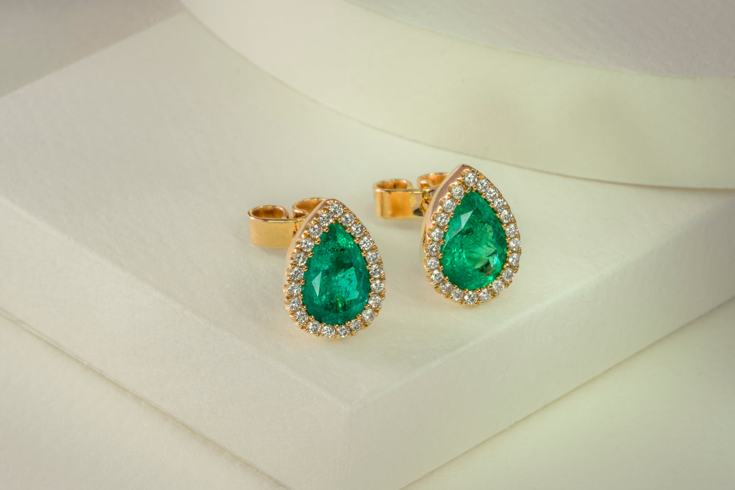 Aretes cluster oro amarillo con esmeralda y diamantes naturales - ARA031