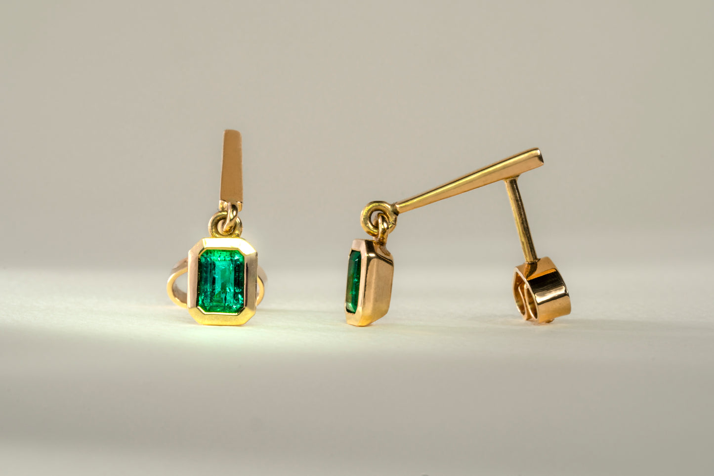 Aretes oro amarillo con esmeralda natural - ARA044