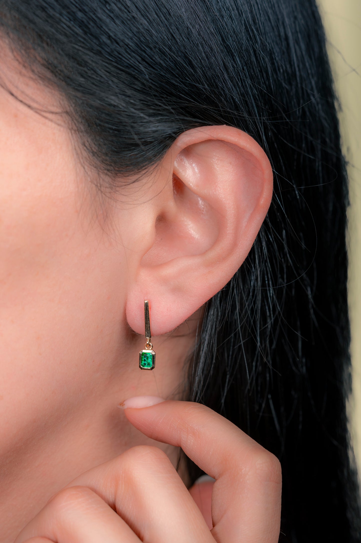 Aretes oro amarillo con esmeralda natural - ARA044