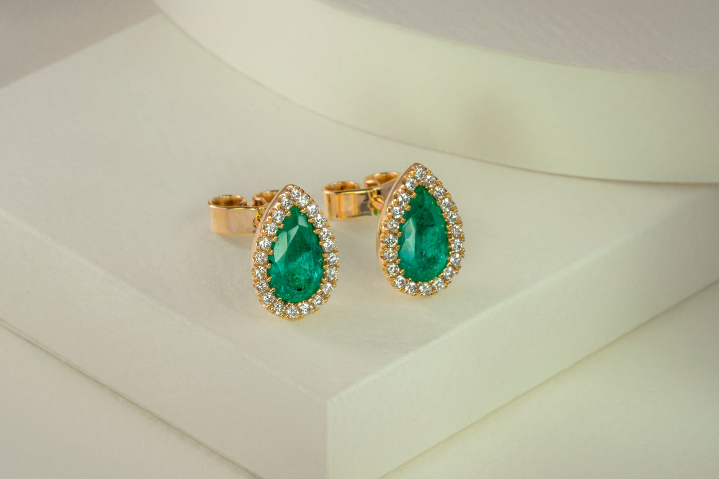 Aretes cluster oro amarillo con esmeralda y diamantes naturales - ARA047