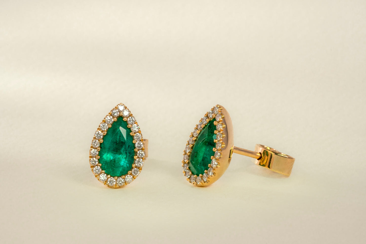 Aretes cluster oro amarillo con esmeralda y diamantes naturales - ARA047