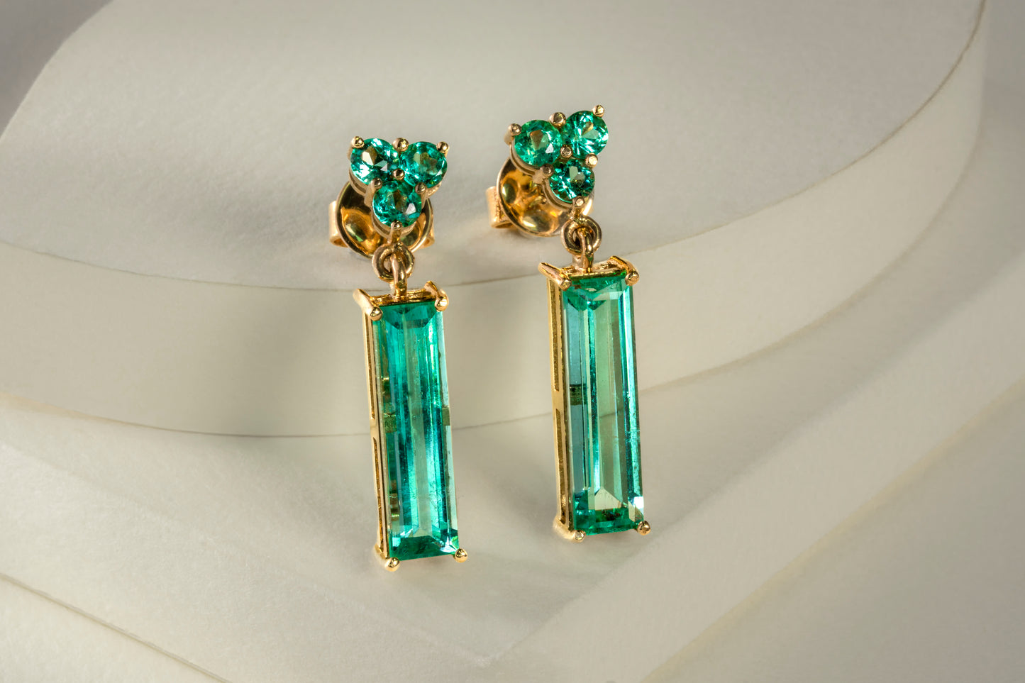 Aretes colgantes oro amarillo con esmeraldas naturales - ARA048