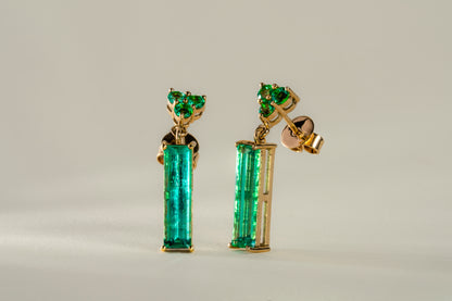 Aretes colgantes oro amarillo con esmeraldas naturales - ARA048