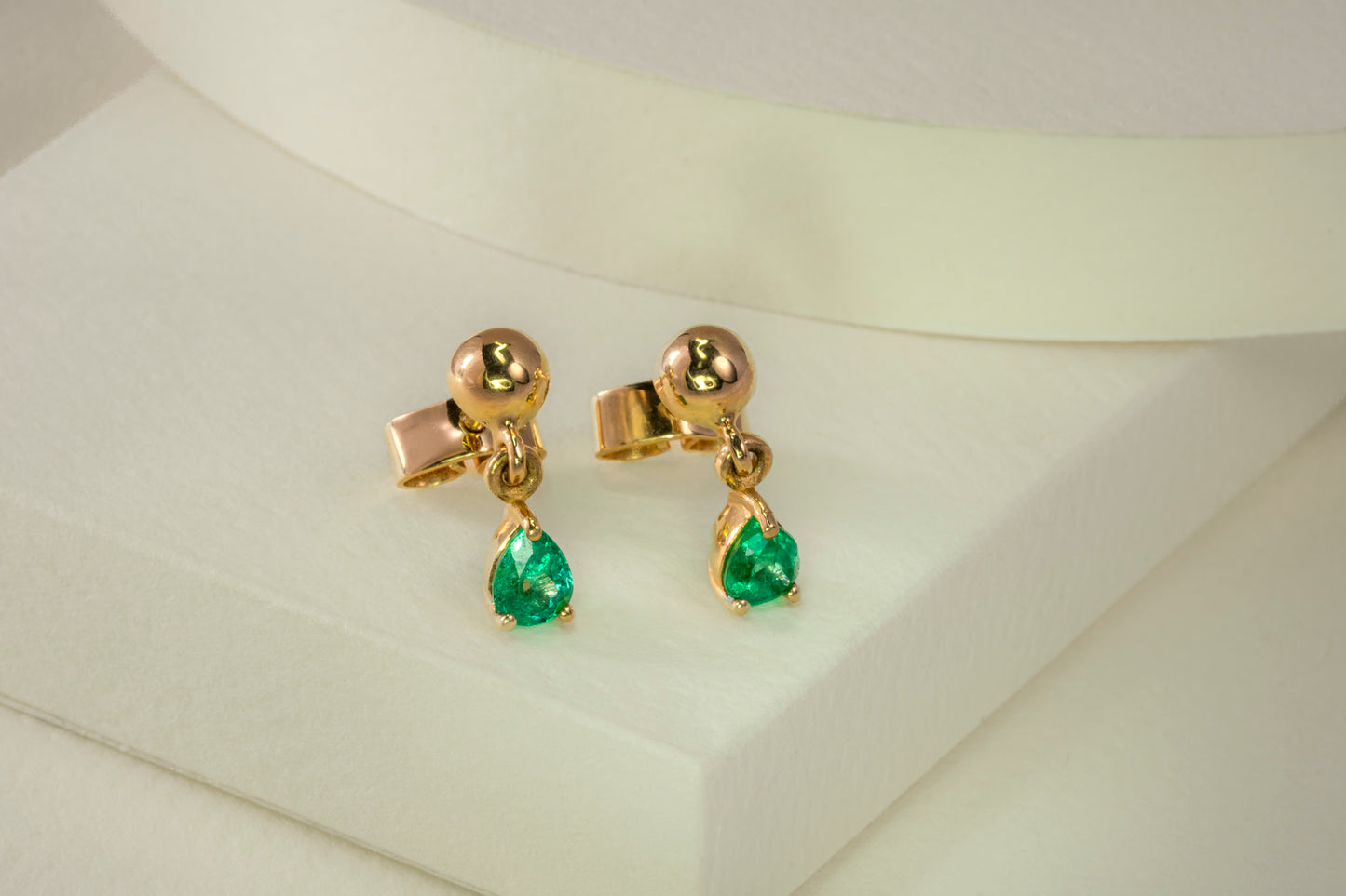 Aretes colgantes oro amarillo con esmeraldas naturales - ARA052