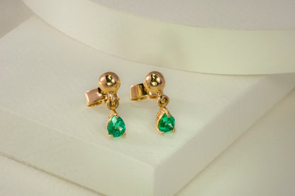 Aretes colgantes oro amarillo con esmeraldas naturales - ARA052