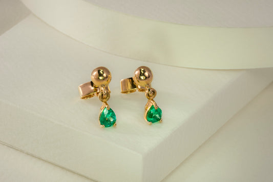 Yellow gold dangling earrings with natural emeralds - ARA052
