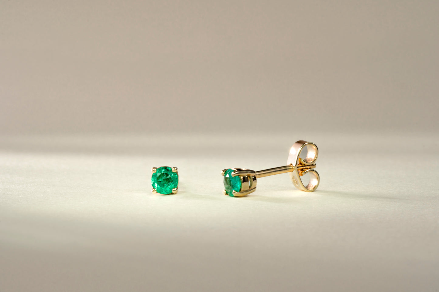 Aretes topos oro amarillo con esmeralda natural - ARA053