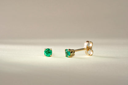 Aretes topos oro amarillo con esmeralda natural - ARA053