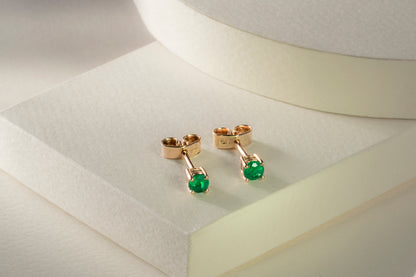 Aretes topos oro amarillo con esmeralda natural - ARA055