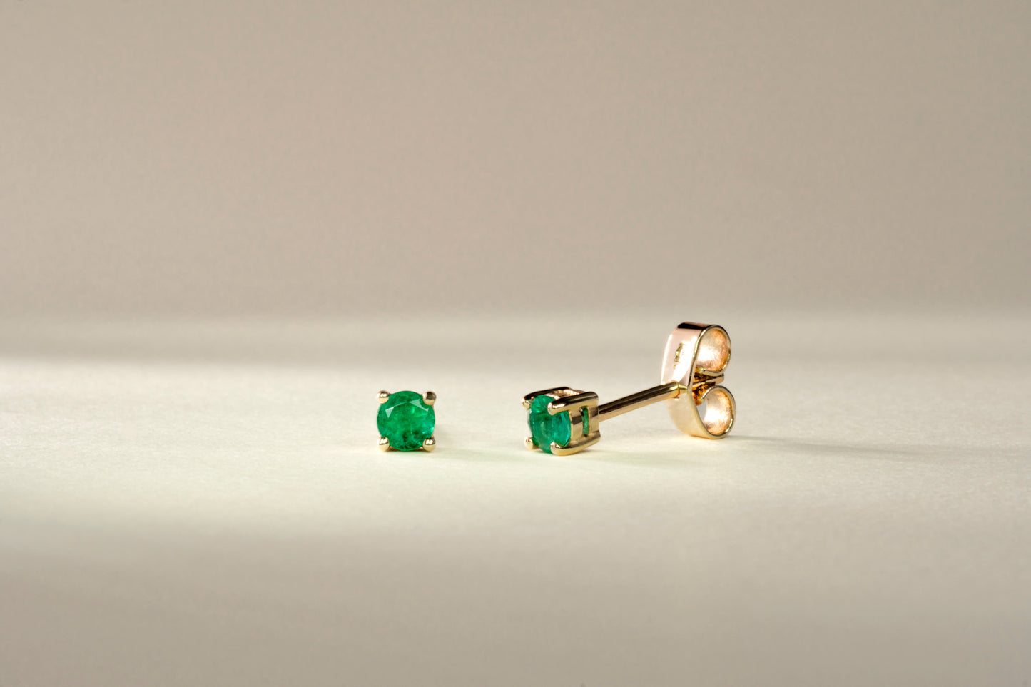 Aretes topos oro amarillo con esmeralda natural - ARA055