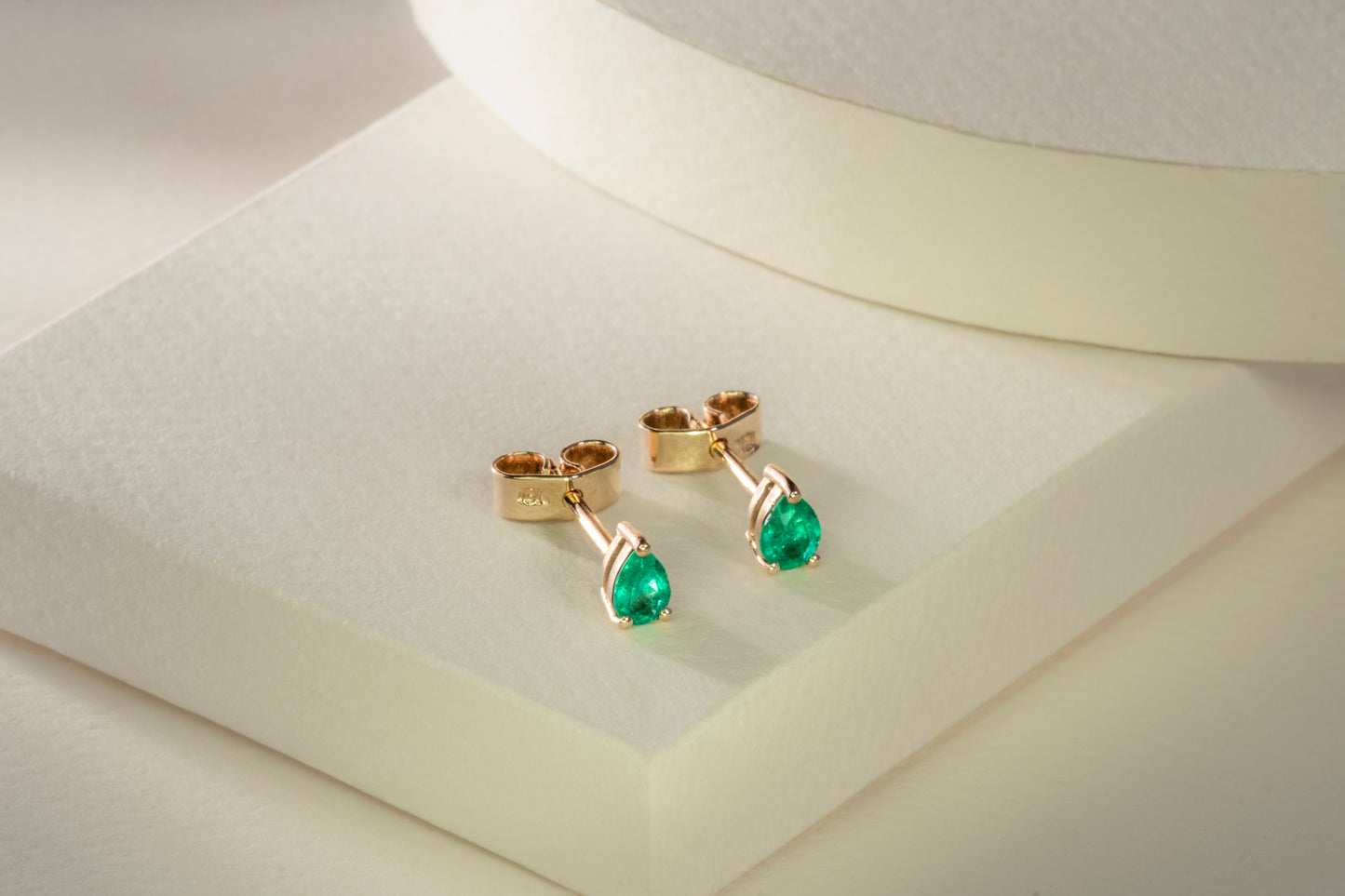 Yellow gold polka dot earrings with natural emerald - ARA056