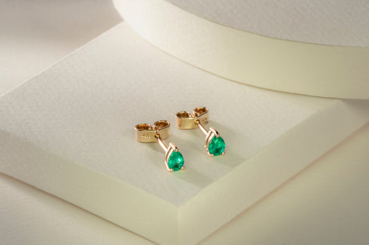 Aretes topos oro amarillo con esmeralda natural - ARA056