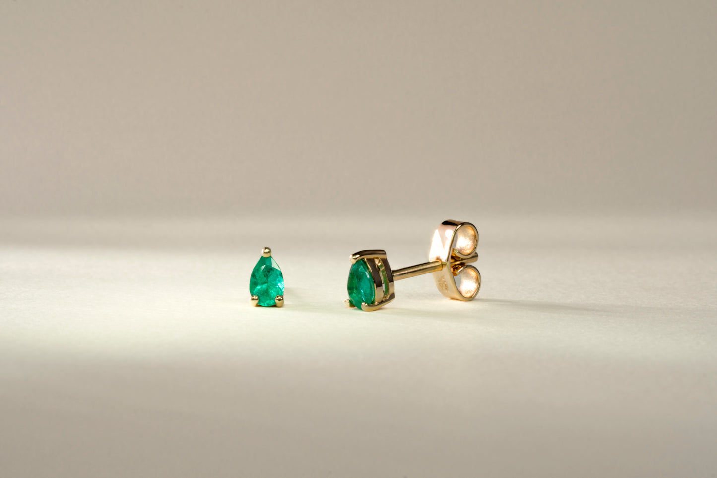 Yellow gold polka dot earrings with natural emerald - ARA056