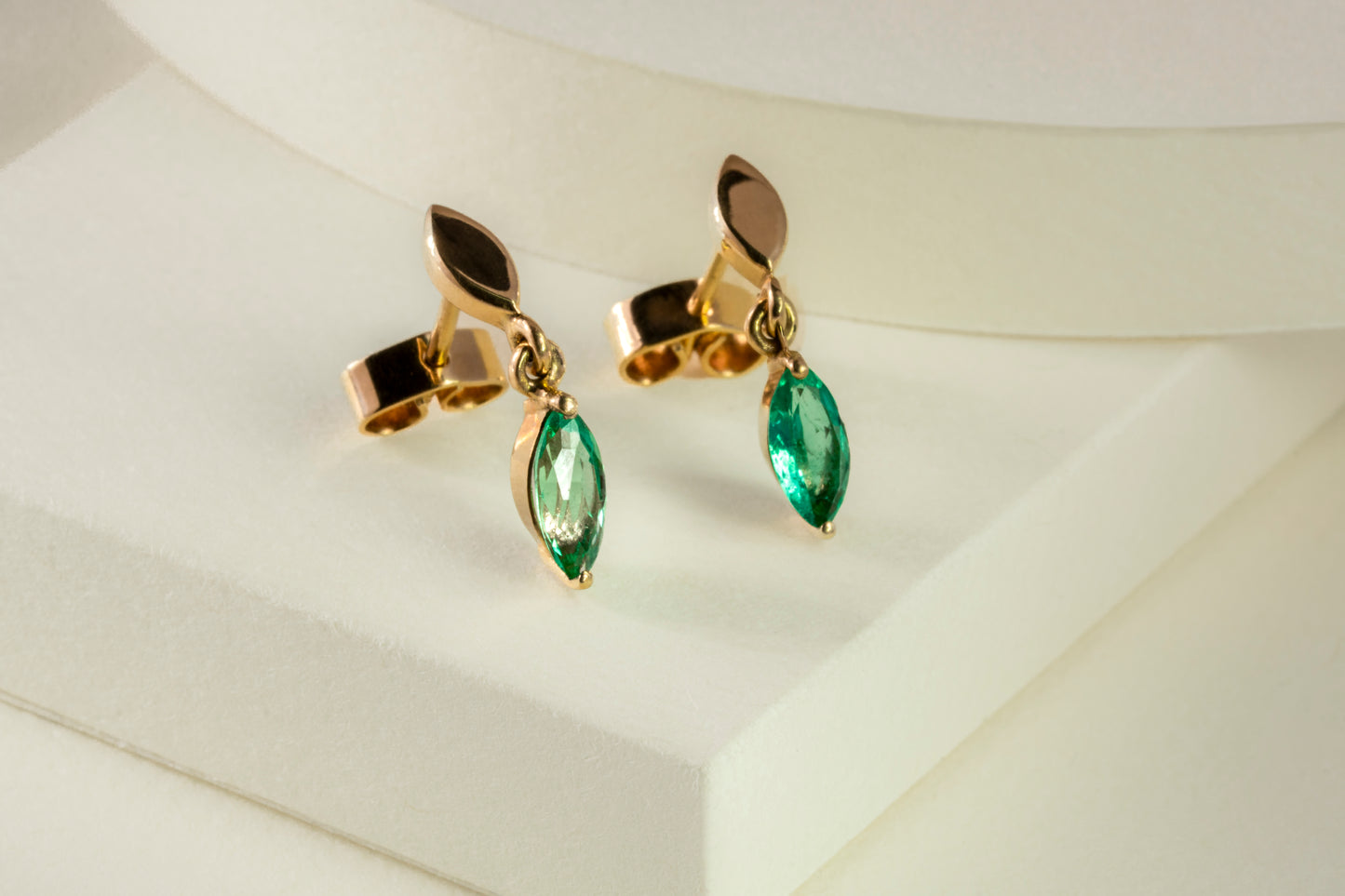 Aretes colgantes oro amarillo con esmeraldas naturales - ARA057