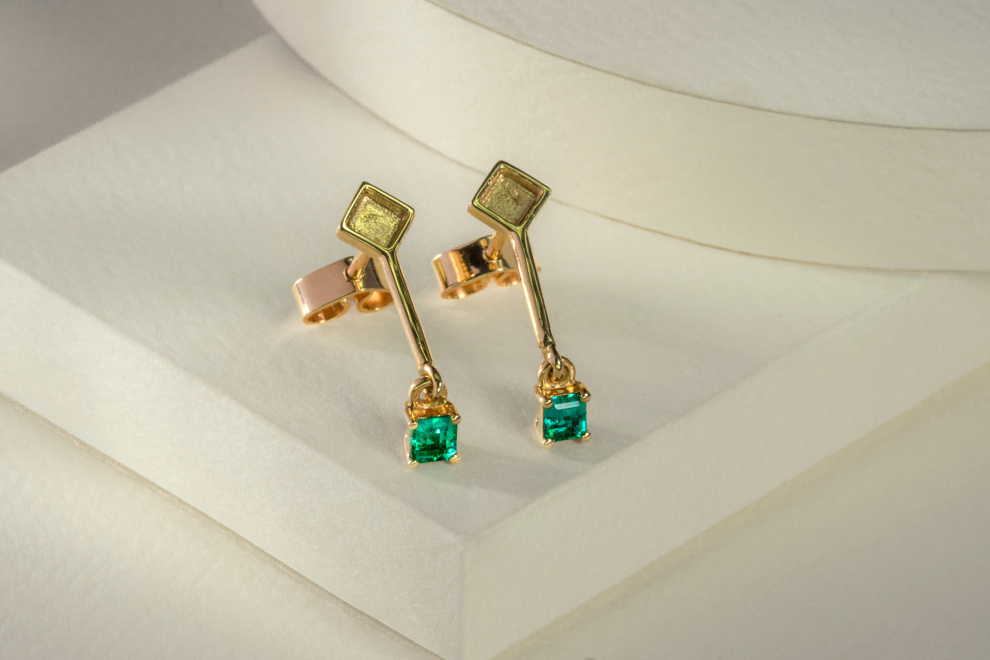 Aretes colgantes oro amarillo con esmeraldas naturales - ARA058