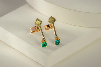 Aretes colgantes oro amarillo con esmeraldas naturales - ARA058