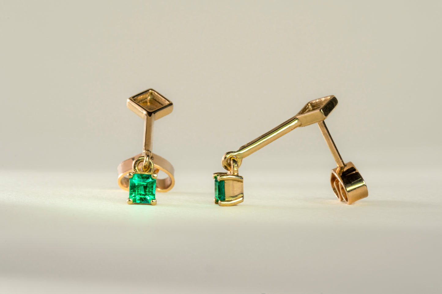 Aretes colgantes oro amarillo con esmeraldas naturales - ARA058