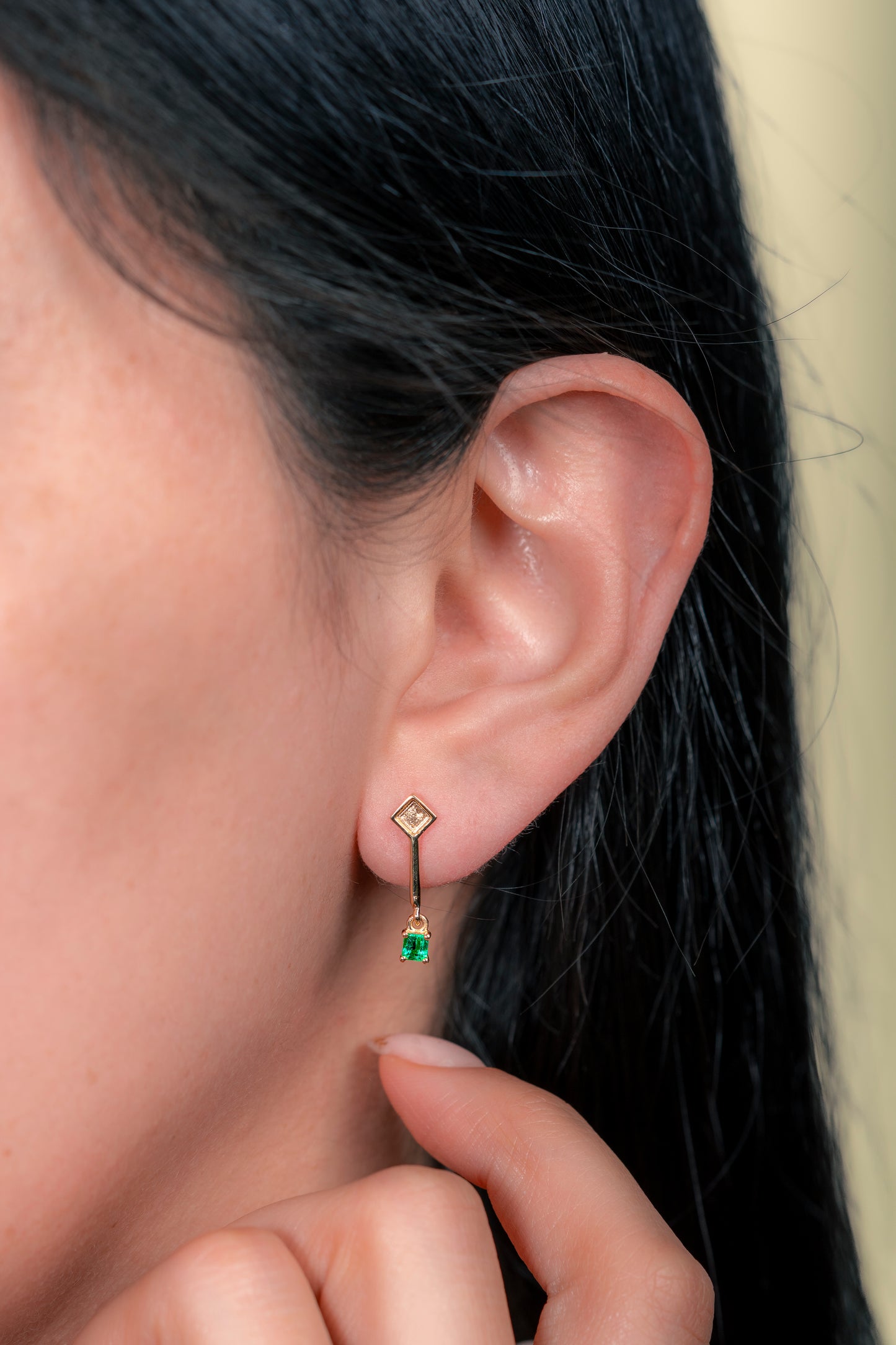 Aretes colgantes oro amarillo con esmeraldas naturales - ARA058