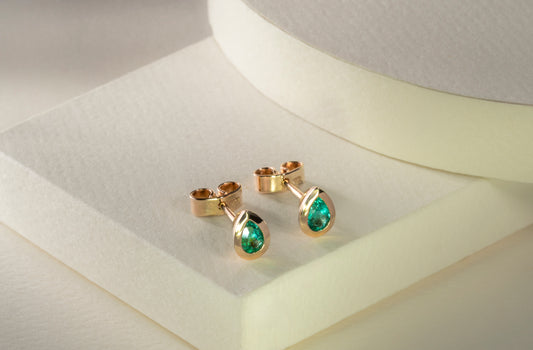 Aretes topos oro amarillo con esmeralda natural - ARA059