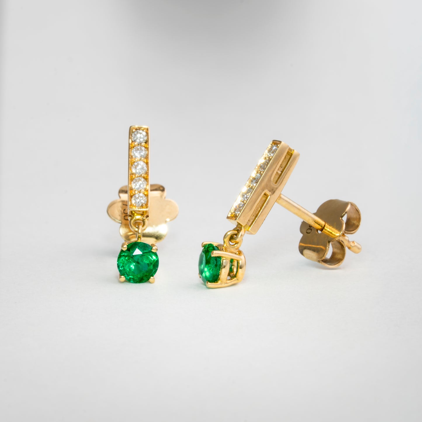Aretes oro amarillo con esmeraldas y diamantes naturales - ARA088