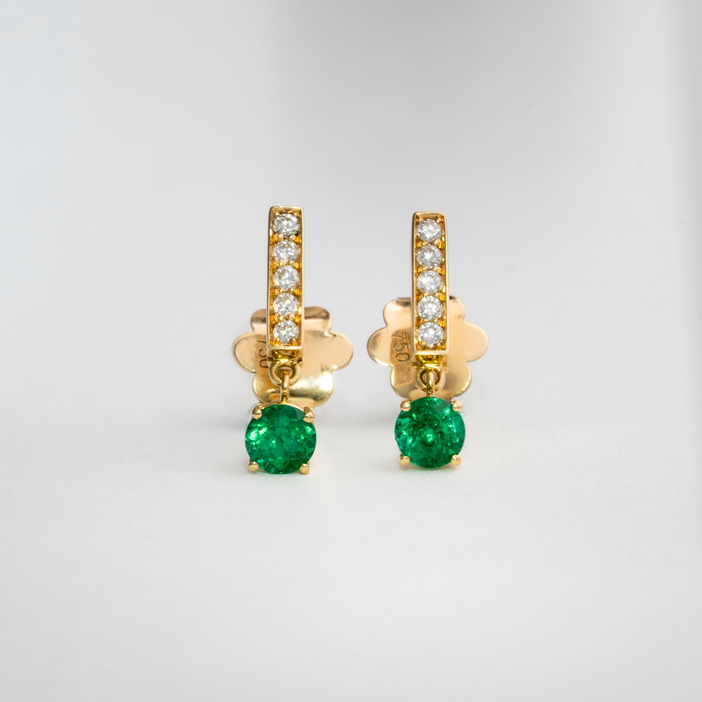 Aretes oro amarillo con esmeraldas y diamantes naturales - ARA088