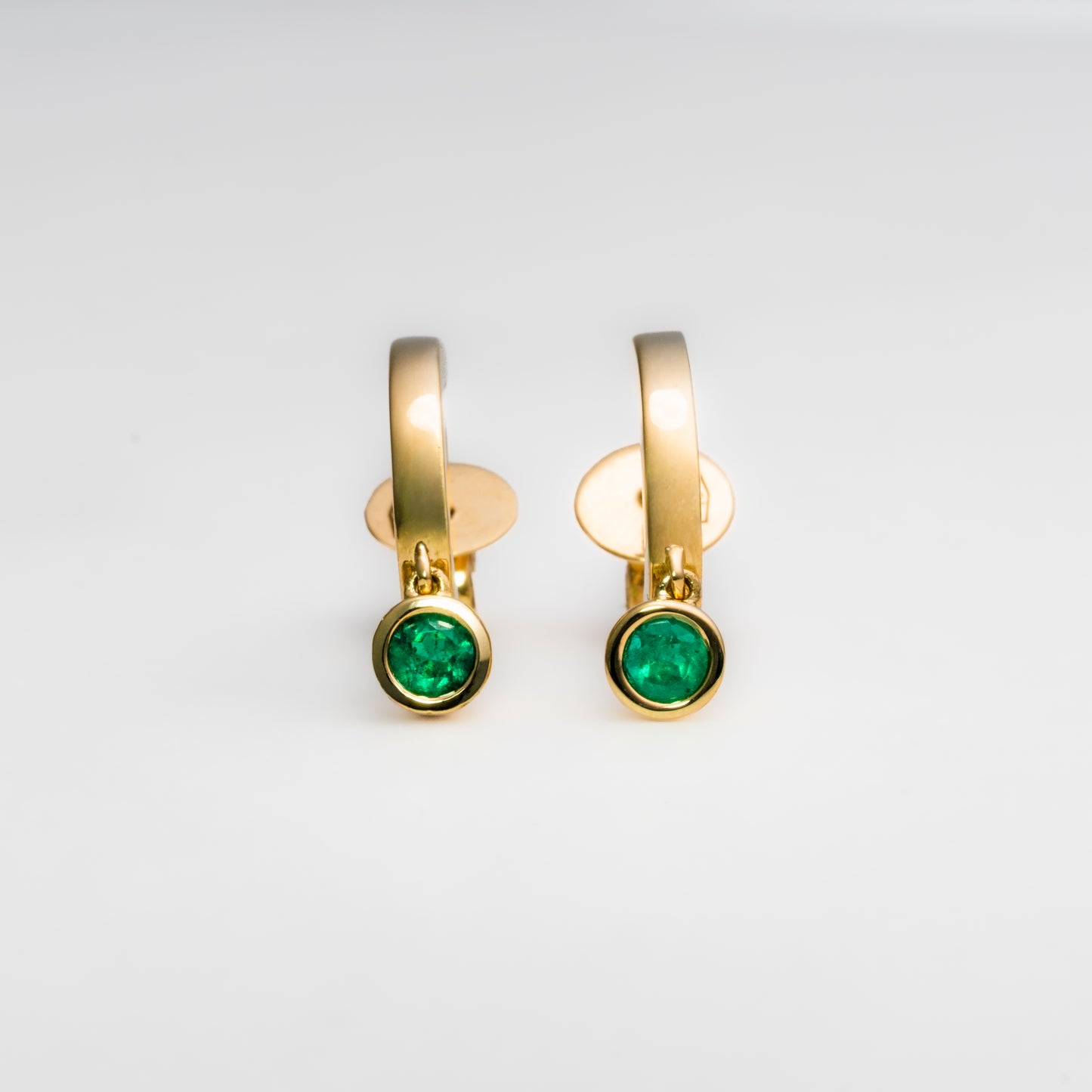 Aretes colgantes oro amarillo con esmeraldas naturales - ARA122