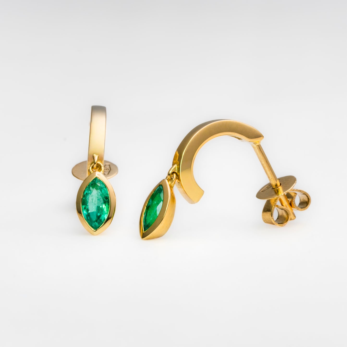 Aretes colgantes oro amarillo con esmeraldas naturales - ARA124