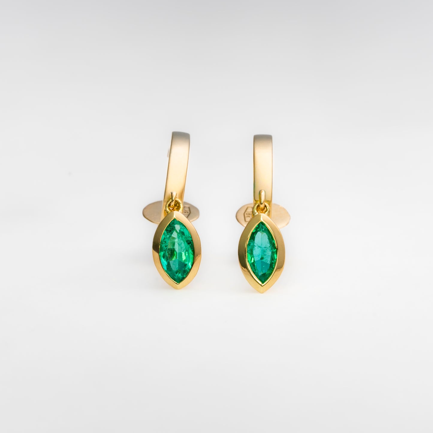 Aretes colgantes oro amarillo con esmeraldas naturales - ARA124
