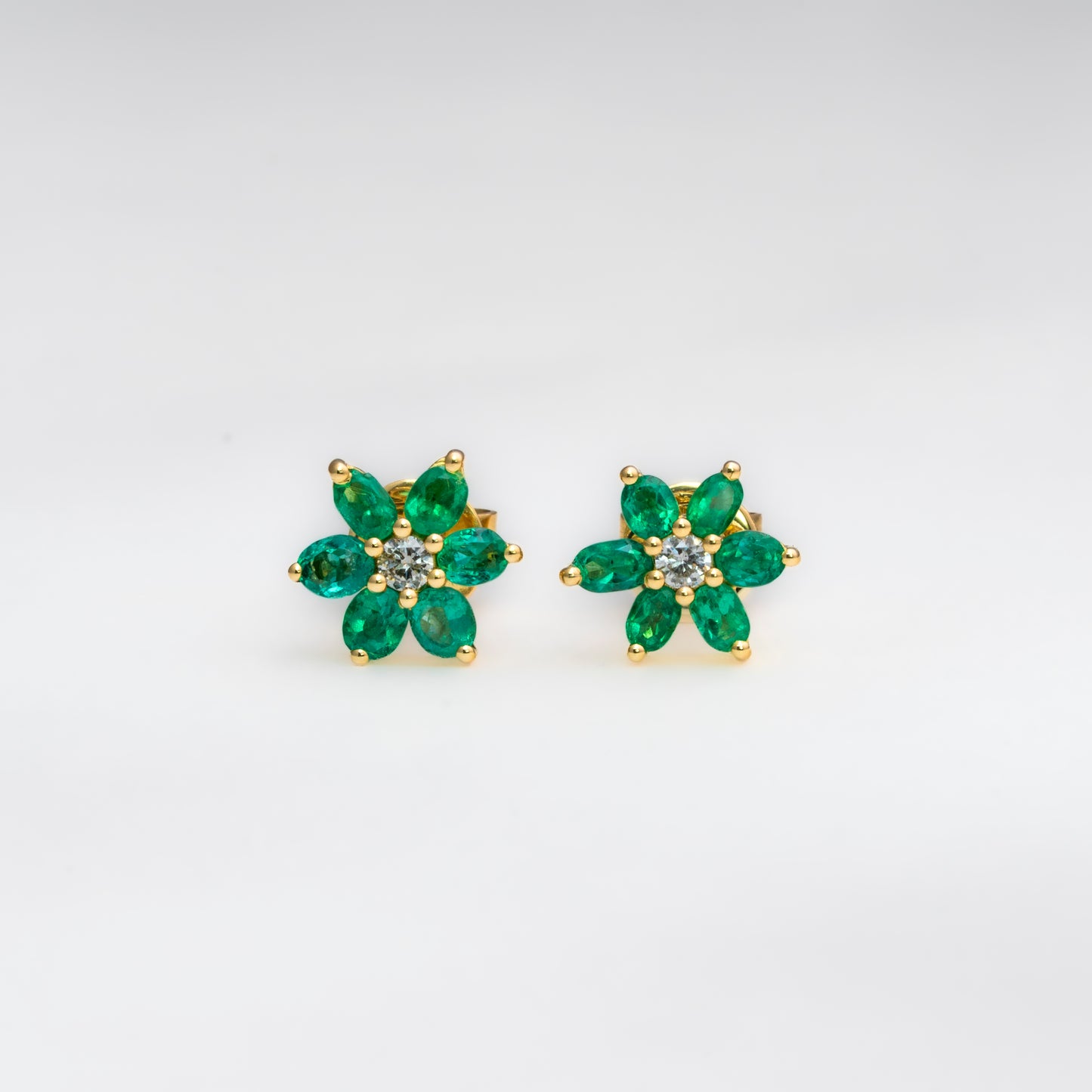 Aretes oro amarillo con esmeraldas y diamantes naturales - ARA128