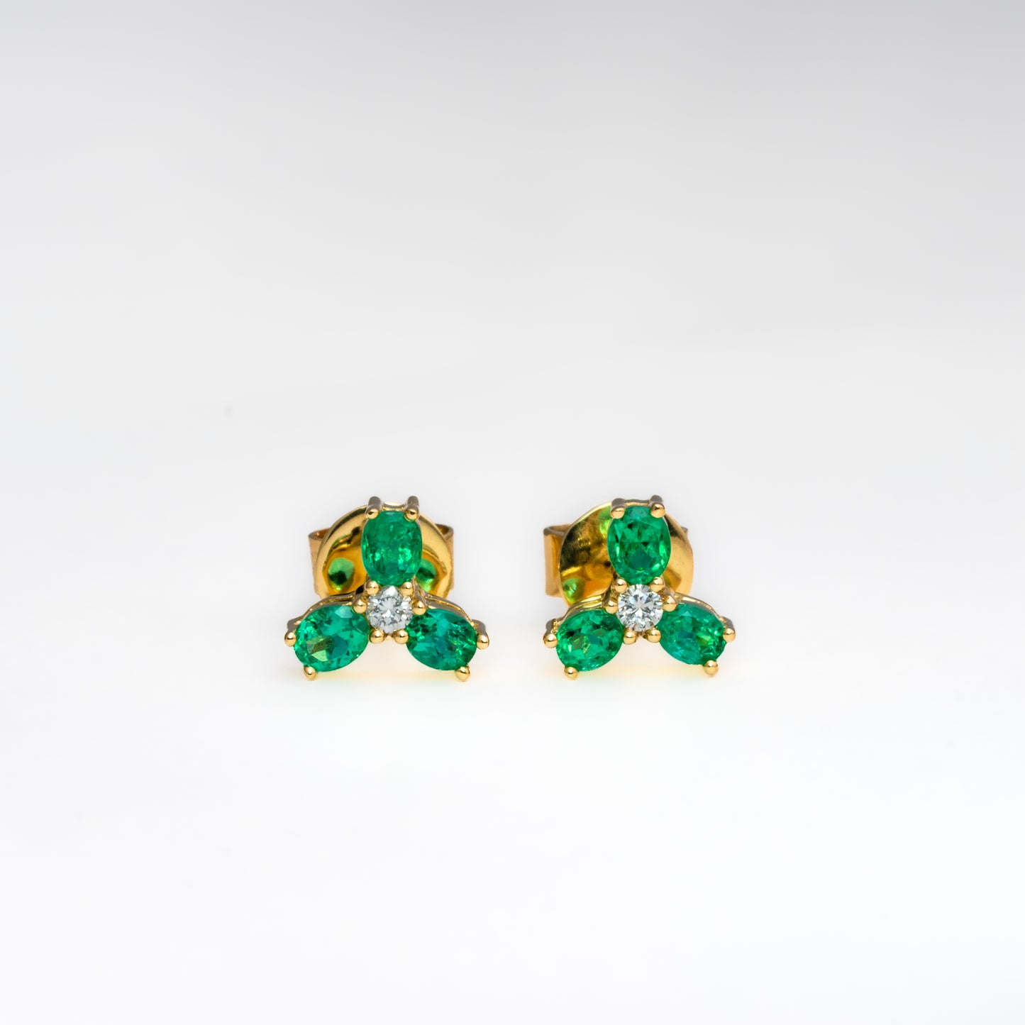 Aretes oro amarillo con esmeraldas y diamantes naturales - ARA129