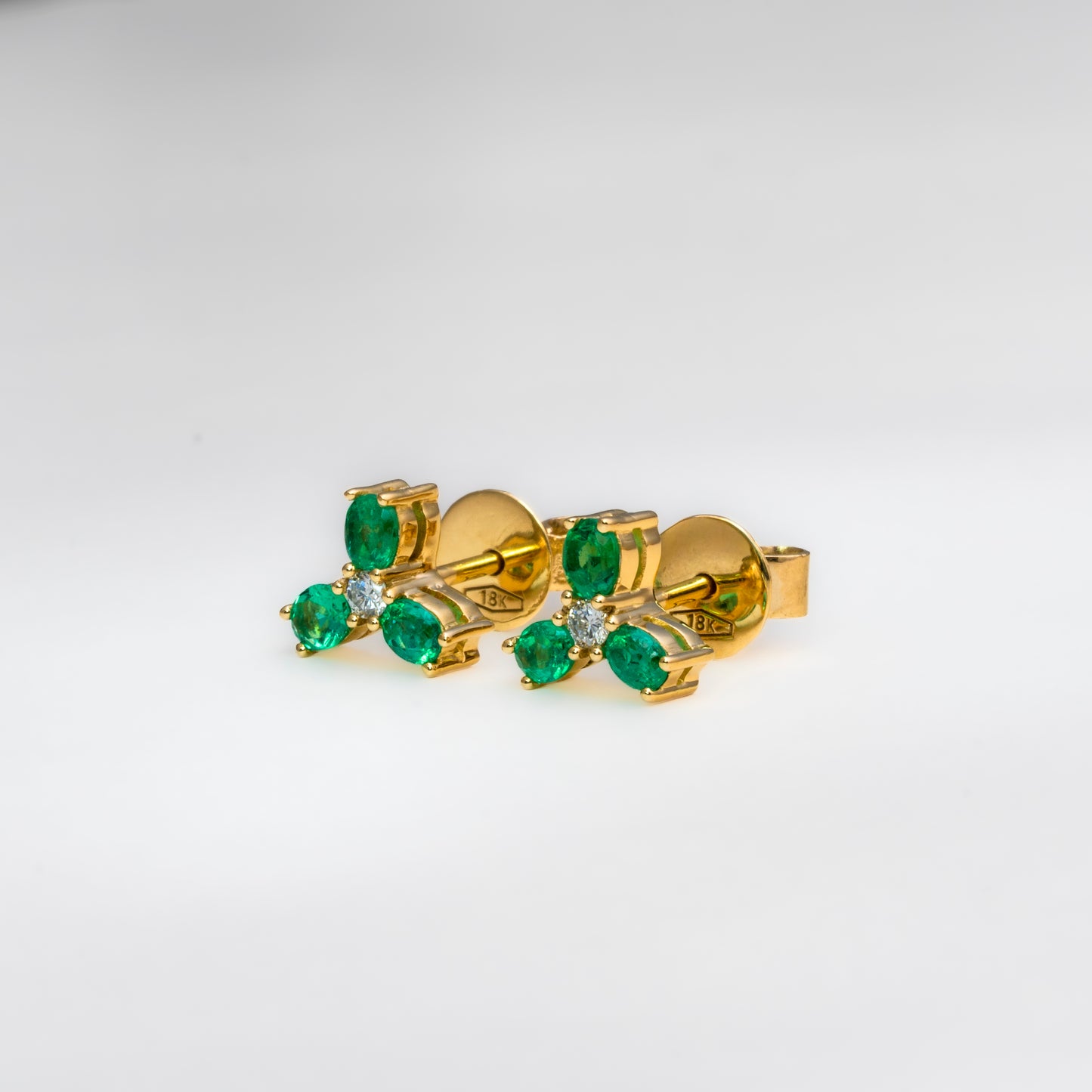 Aretes oro amarillo con esmeraldas y diamantes naturales - ARA129