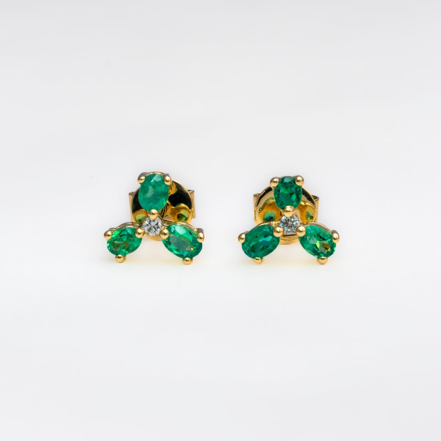 Aretes oro amarillo con esmeraldas y diamantes naturales - ARA130