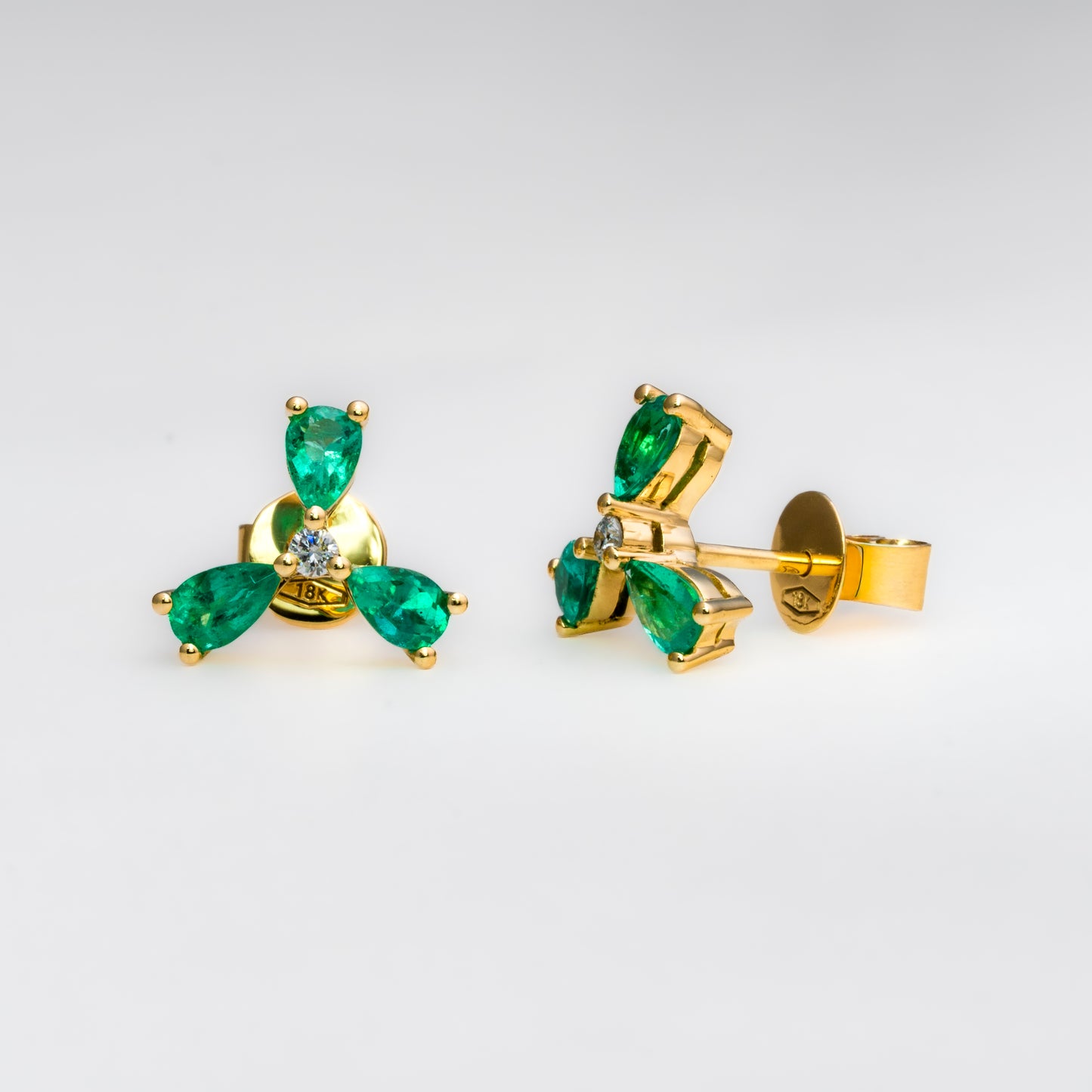 Aretes oro amarillo con esmeraldas y diamantes naturales - ARA131
