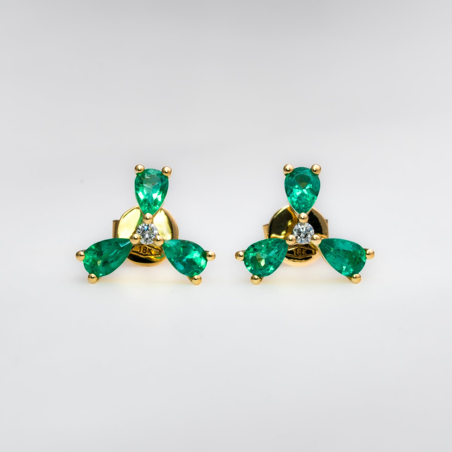 Aretes oro amarillo con esmeraldas y diamantes naturales - ARA131