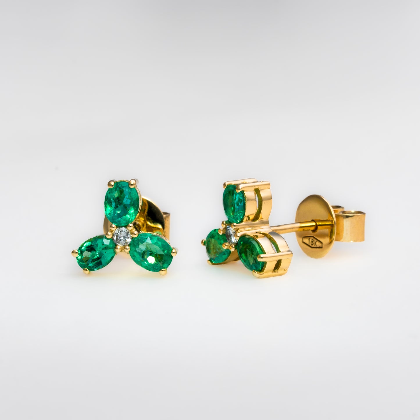 Aretes oro amarillo con esmeraldas y diamantes naturales - ARA132