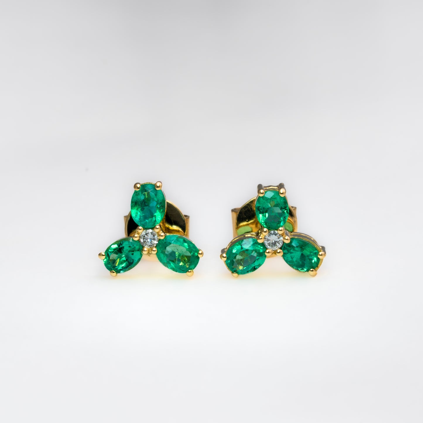 Aretes oro amarillo con esmeraldas y diamantes naturales - ARA132