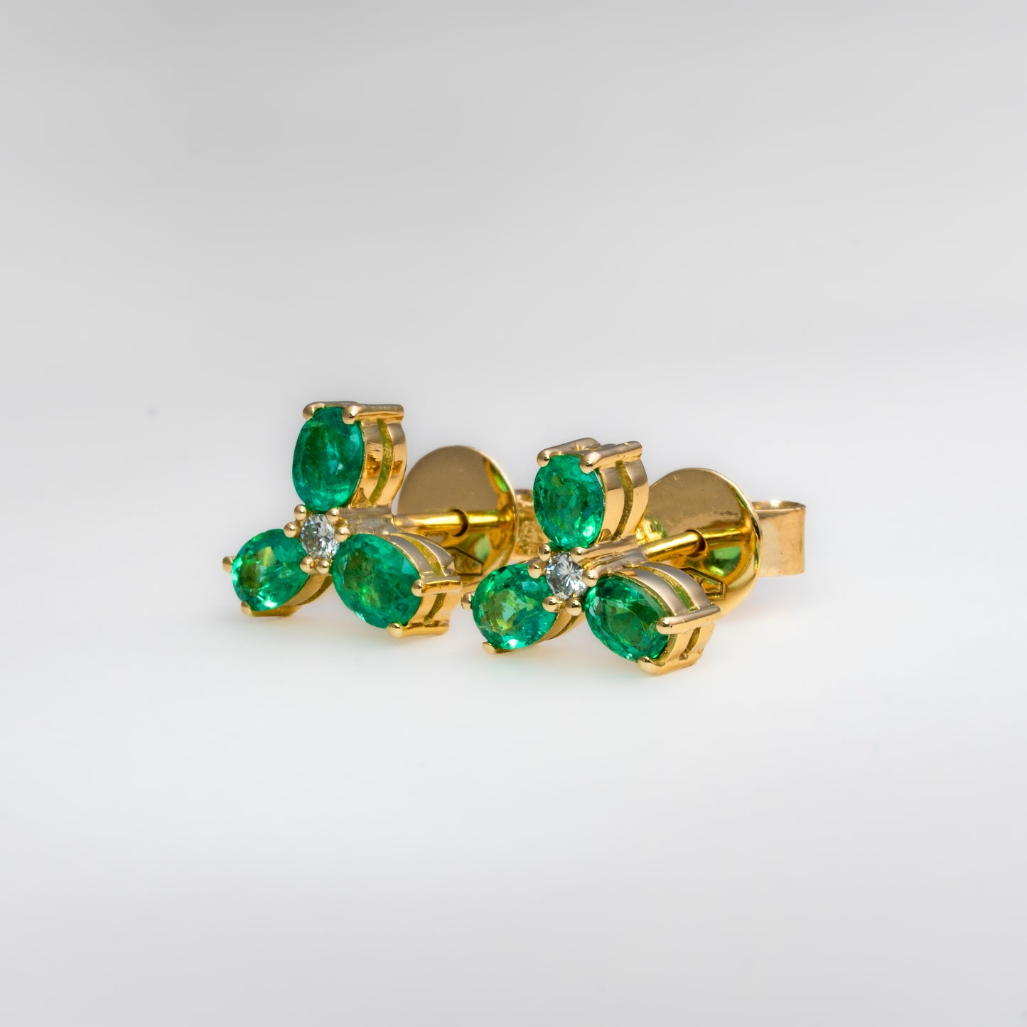 Aretes oro amarillo con esmeraldas y diamantes naturales - ARA132