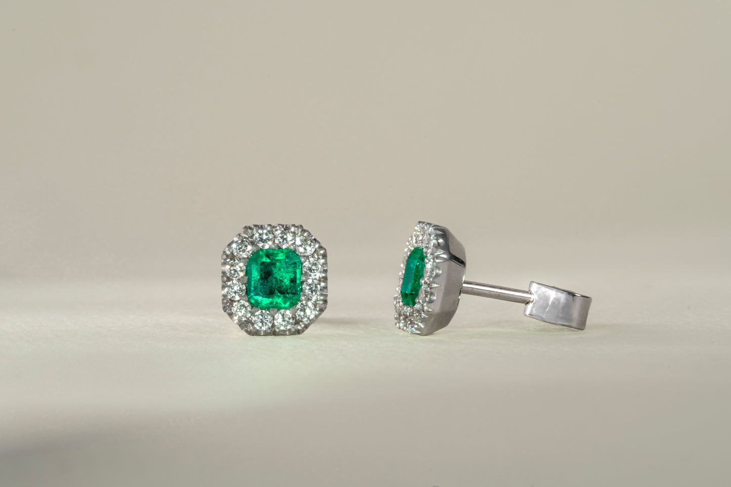 Aretes cluster oro blanco con esmeralda y diamantes naturales - ARB012