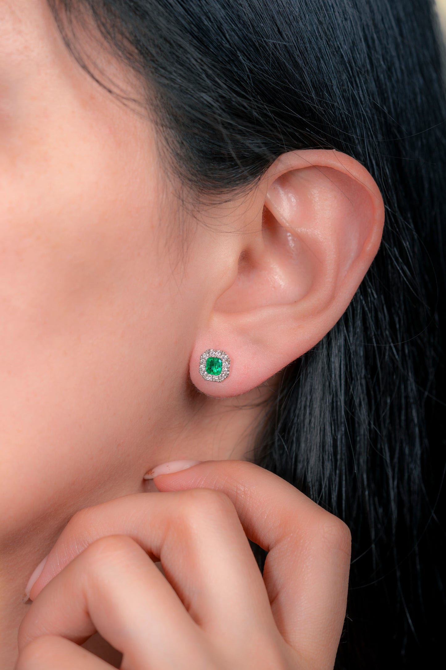 Aretes cluster oro blanco con esmeralda y diamantes naturales - ARB012