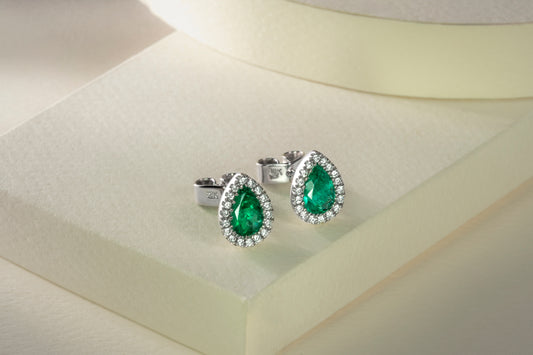 Aretes cluster oro blanco con esmeralda y diamantes naturales - ARB020